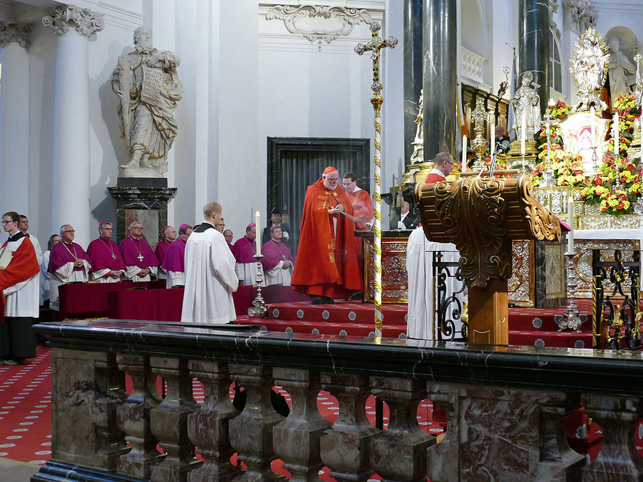 Abschlussvesper der Bischofskonferenz mit Austeilung des Bonifatiussegens (Foto: Karl-Franz Thiede)